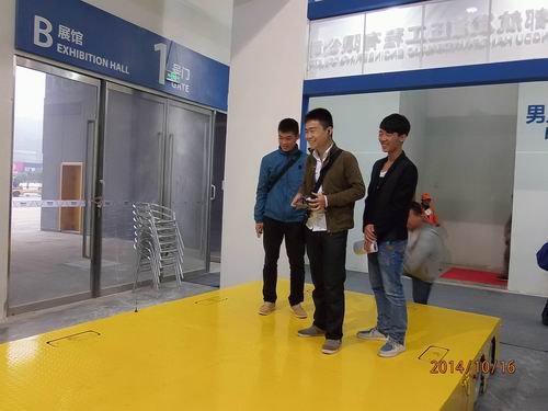 球友会体育在线参展2014绵阳科博会-观众对全向移动平台表现了浓厚的兴趣.jpg