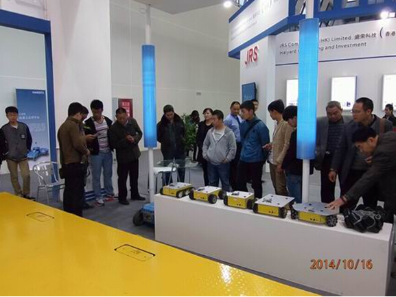 球友会体育在线参展2014绵阳科博会-技术人员向观众演示机器人.jpg